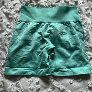 Violate the dress code booty scrunch shorts – S